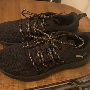 ✨Black Puma Sneakers!
